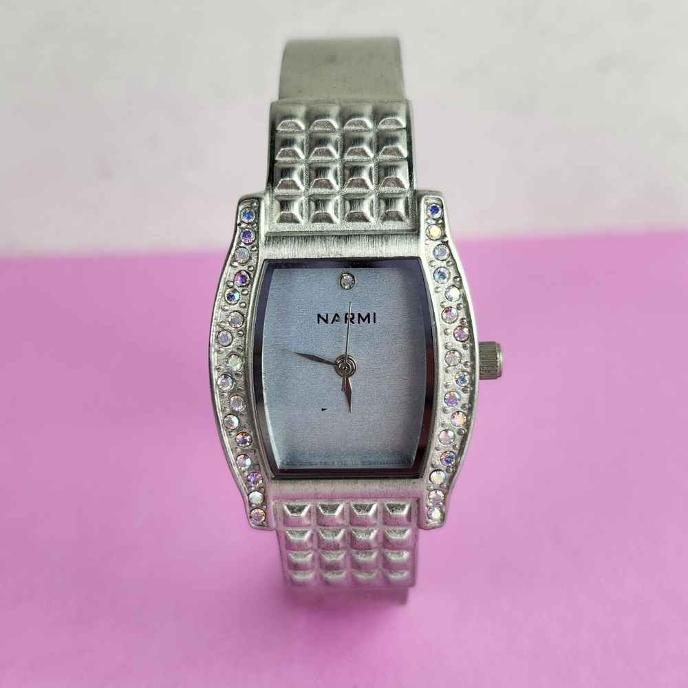 Narmi Women's Stylish Silver Tone Square Bangle Bracelet with Analog Watch